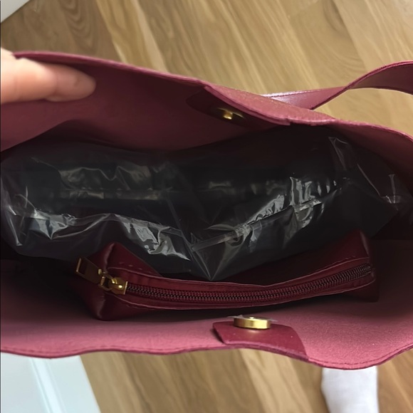 Chic Burgundy faux Leather Shoulder Bag - Picture 3 of 5